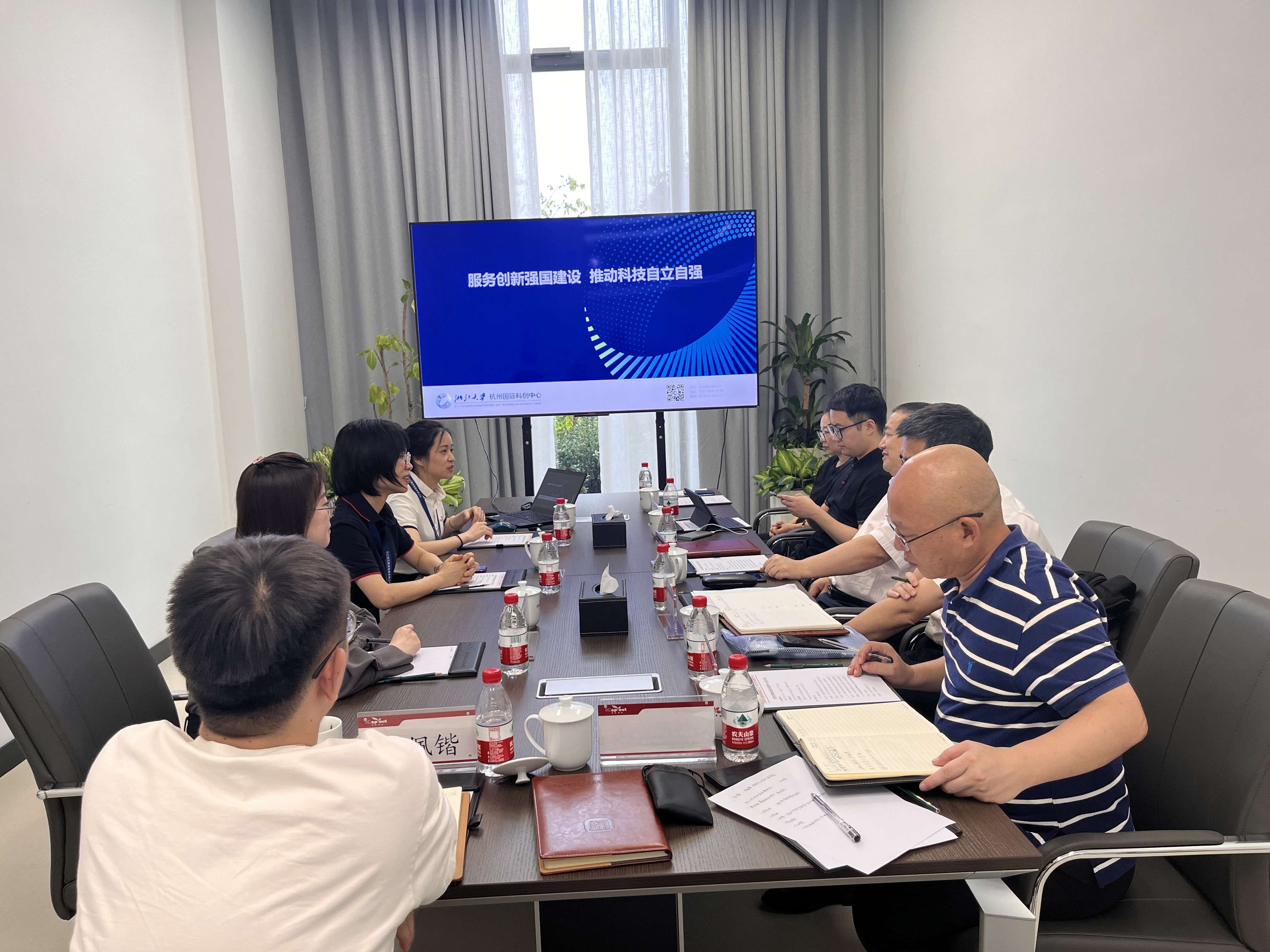 cmos开会照.jpg